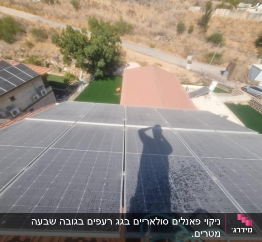 פאנלים סולאריים מותקנים על גג מבנה